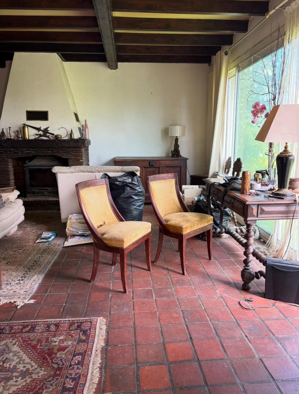 Avant — Vide maison — Séjour avec cheminée